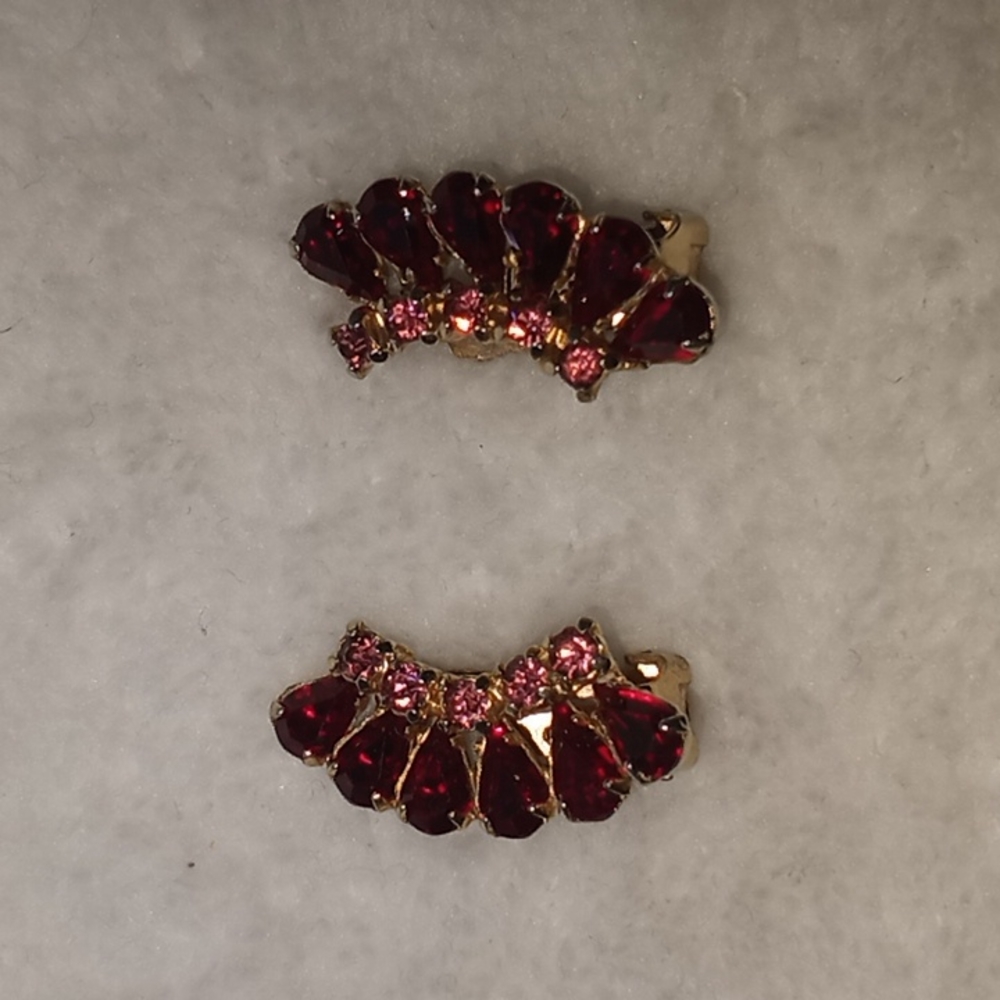 Vintage clip on Rhinestones red and pink, gold toned